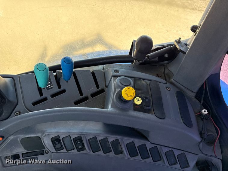 image for item DZ4390 2003 New Holland TS100A tractor