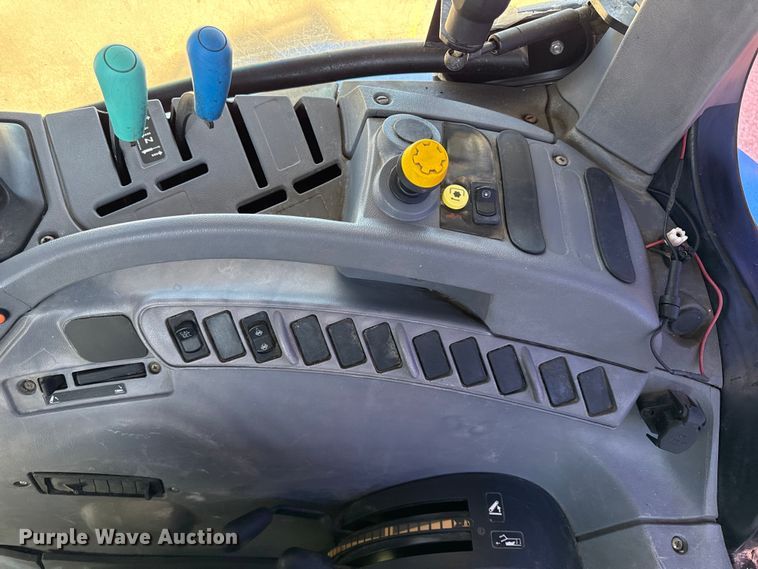 image for item DZ4390 2003 New Holland TS100A tractor