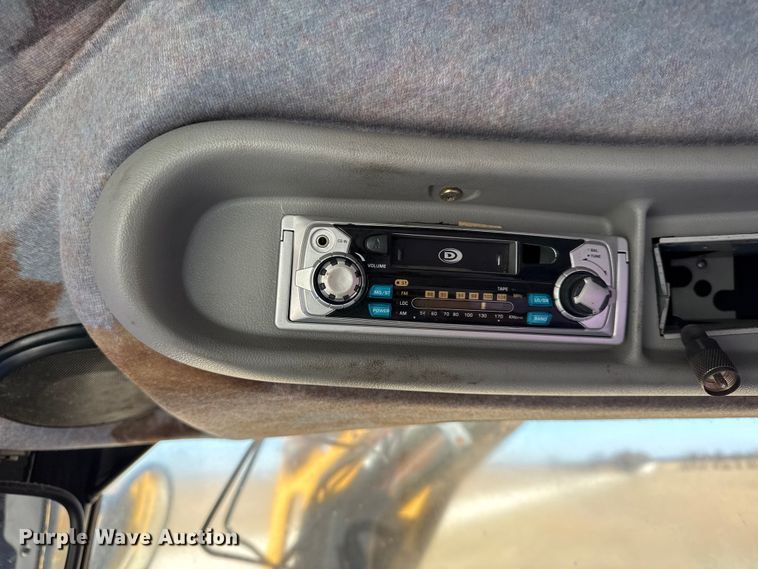 image for item DZ4390 2003 New Holland TS100A tractor