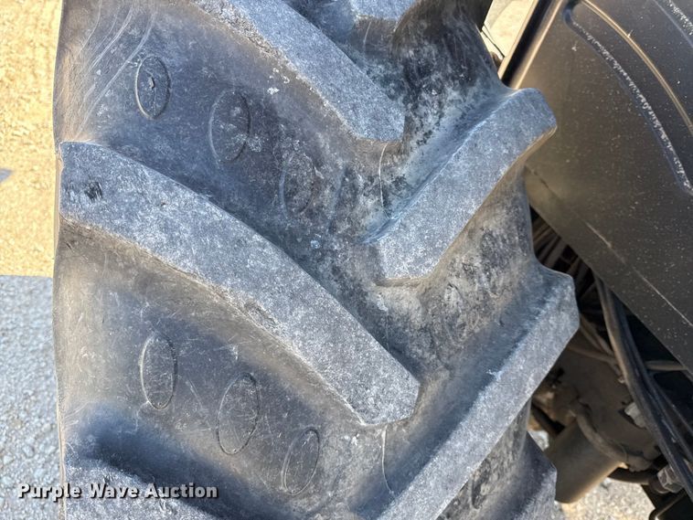 image for item DZ4390 2003 New Holland TS100A tractor