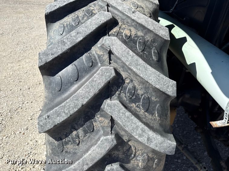 image for item DZ4390 2003 New Holland TS100A tractor