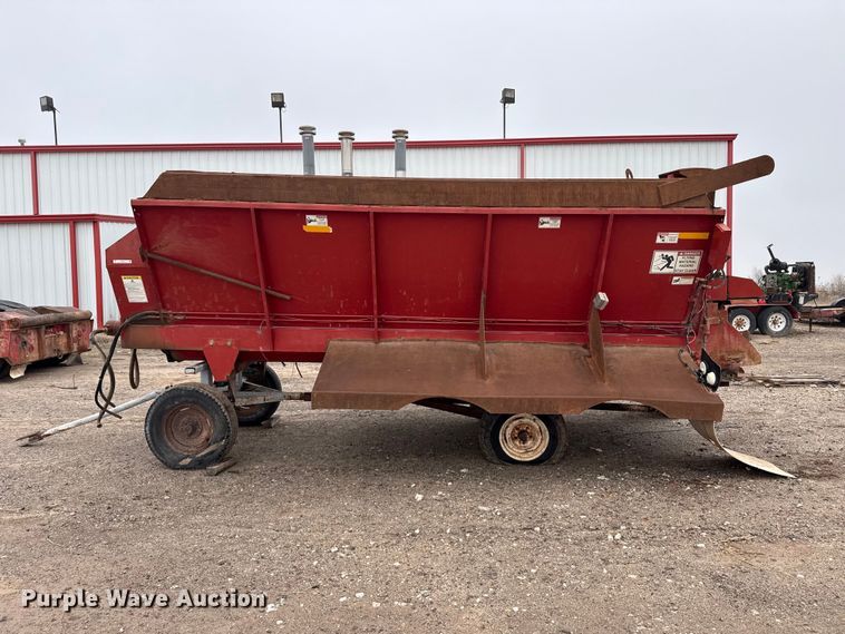 image for item DZ5161 Meyer V-Force 7500 manure spreader