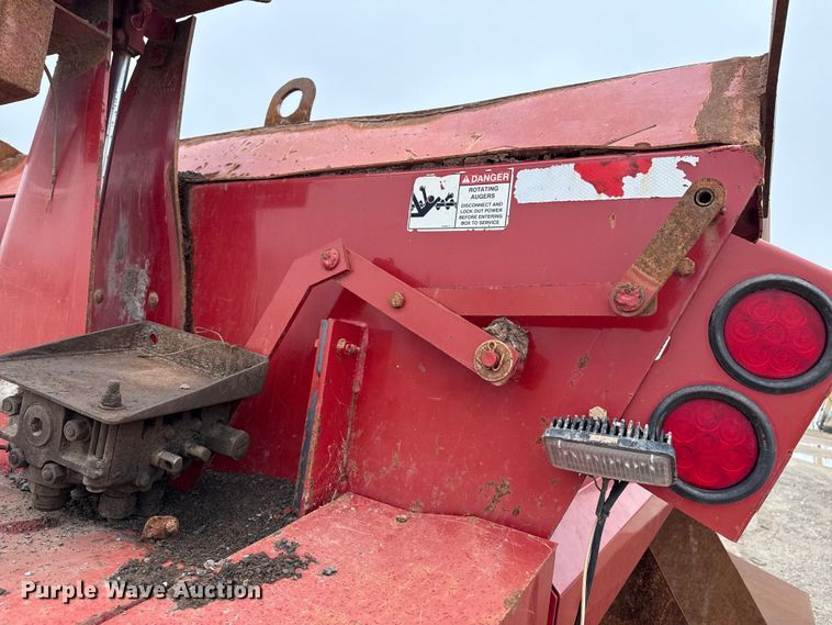 image for item DZ5161 Meyer V-Force 7500 manure spreader