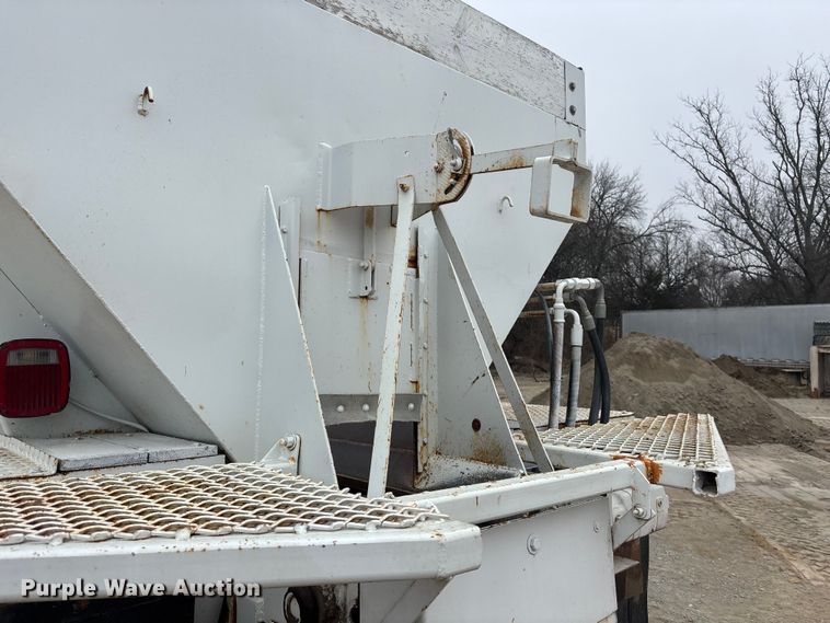 image for item EA4502 1988 International F-5000 spreader truck