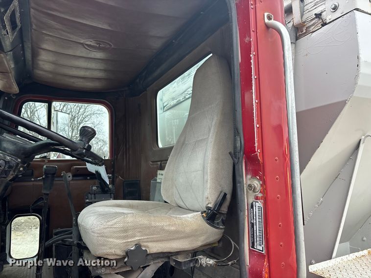 image for item EA4502 1988 International F-5000 spreader truck