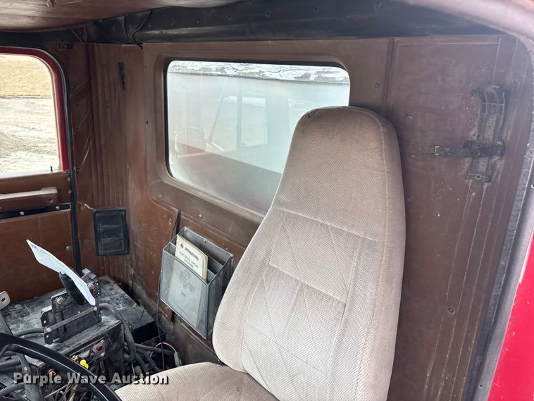 image for item EA4502 1988 International F-5000 spreader truck