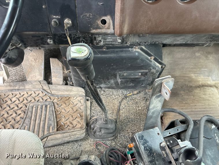 image for item EA4502 1988 International F-5000 spreader truck