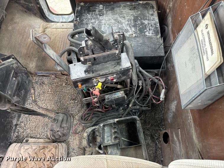 image for item EA4502 1988 International F-5000 spreader truck