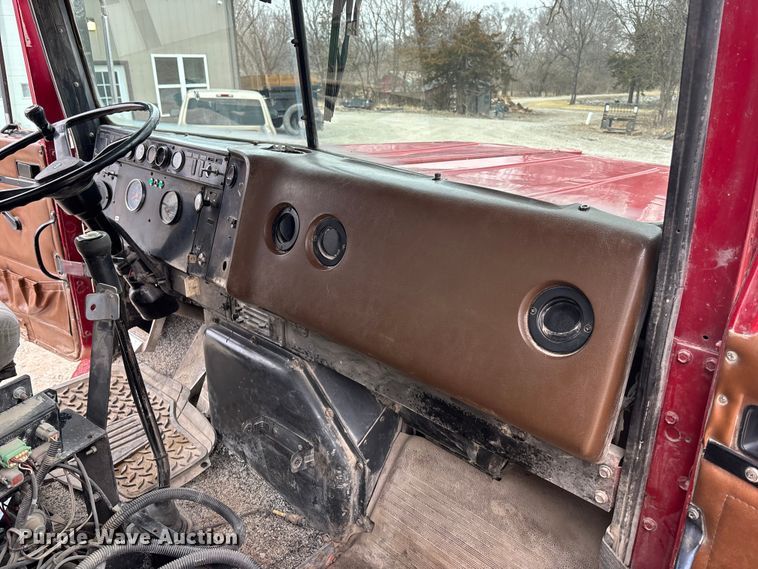 image for item EA4502 1988 International F-5000 spreader truck