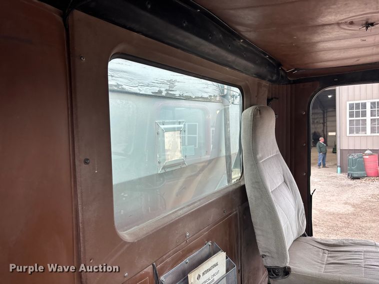 image for item EA4502 1988 International F-5000 spreader truck