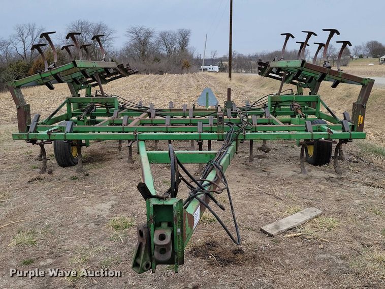 image for item EE0900 1993 John Deere 960 field cultivator