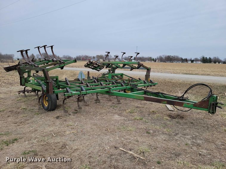 image for item EE0900 1993 John Deere 960 field cultivator