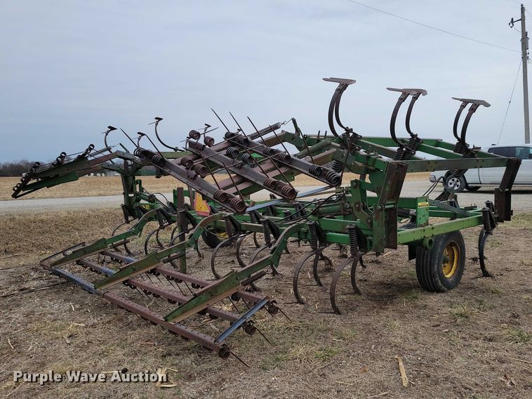 image for item EE0900 1993 John Deere 960 field cultivator