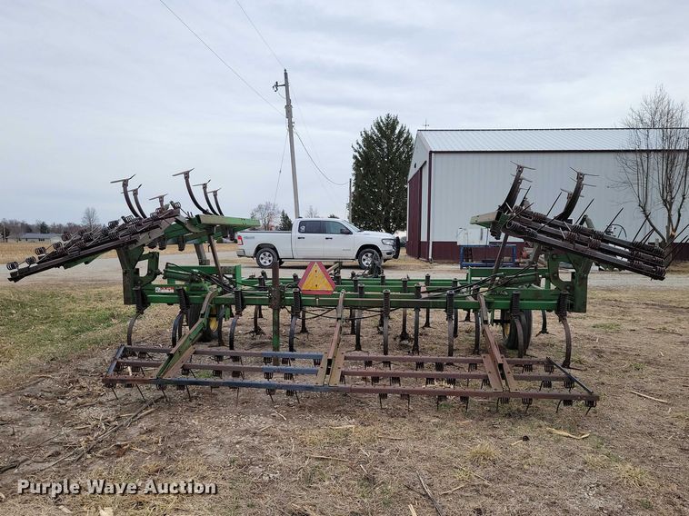image for item EE0900 1993 John Deere 960 field cultivator