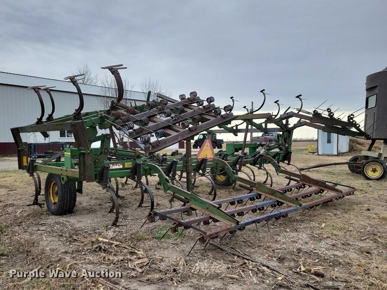 image for item EE0900 1993 John Deere 960 field cultivator