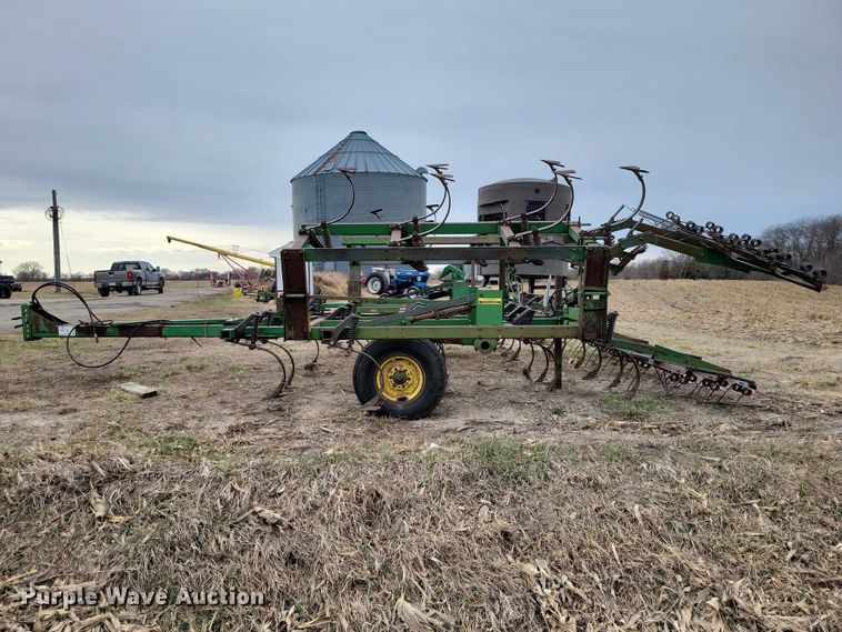 image for item EE0900 1993 John Deere 960 field cultivator