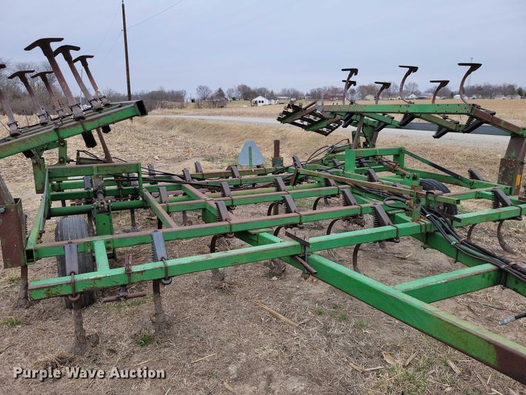 image for item EE0900 1993 John Deere 960 field cultivator