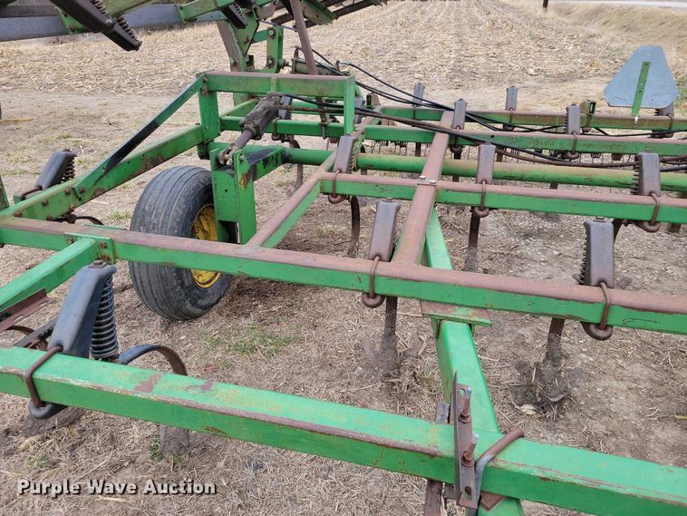 image for item EE0900 1993 John Deere 960 field cultivator