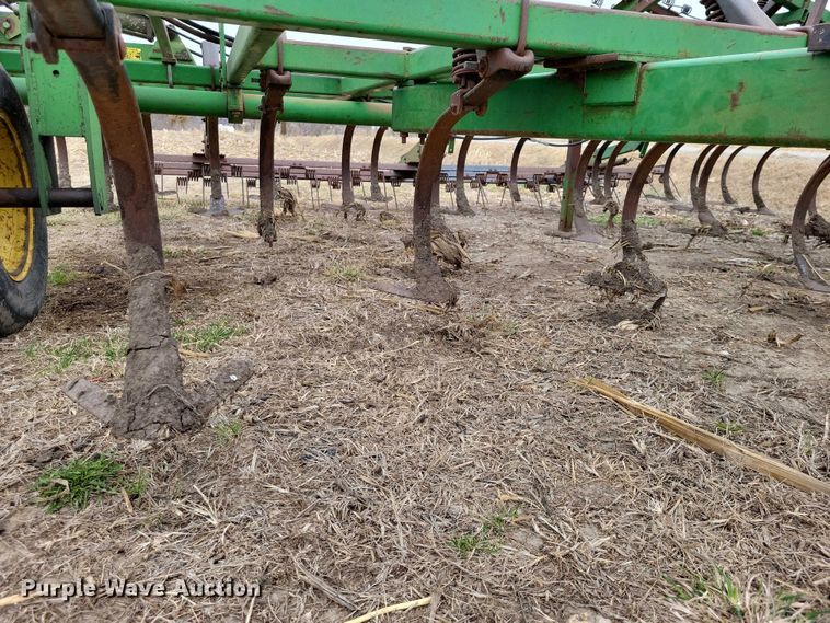 image for item EE0900 1993 John Deere 960 field cultivator