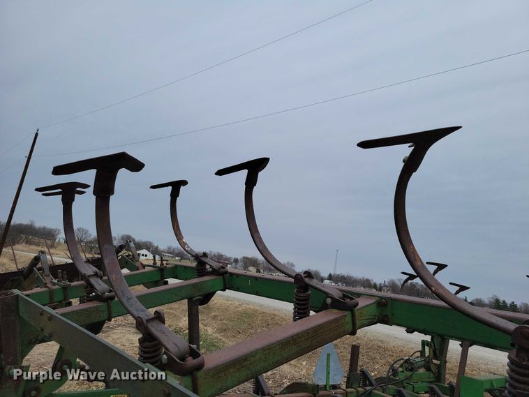 image for item EE0900 1993 John Deere 960 field cultivator