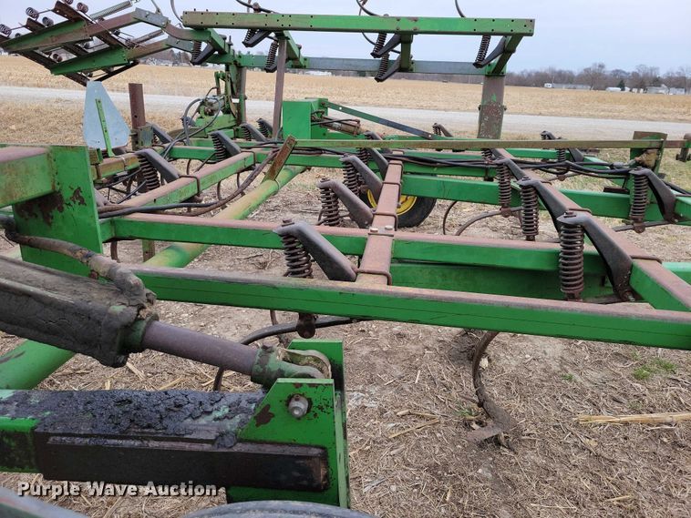 image for item EE0900 1993 John Deere 960 field cultivator