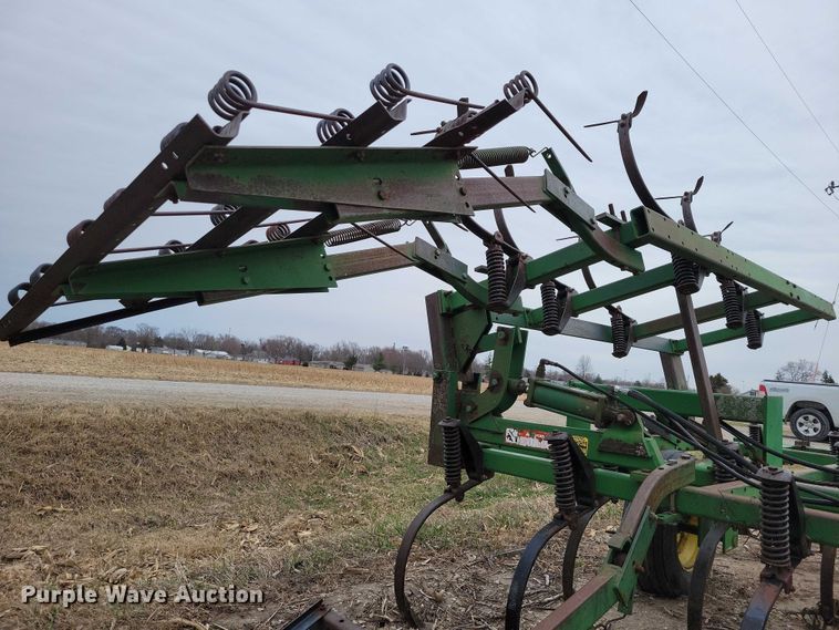 image for item EE0900 1993 John Deere 960 field cultivator