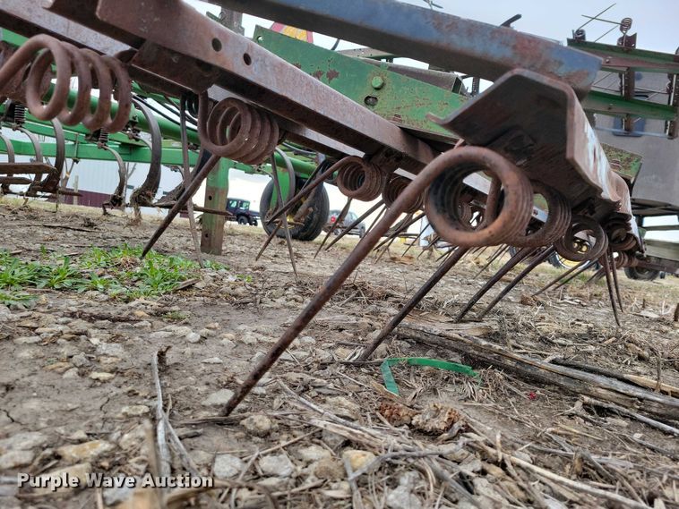 image for item EE0900 1993 John Deere 960 field cultivator