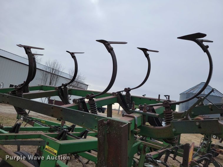 image for item EE0900 1993 John Deere 960 field cultivator