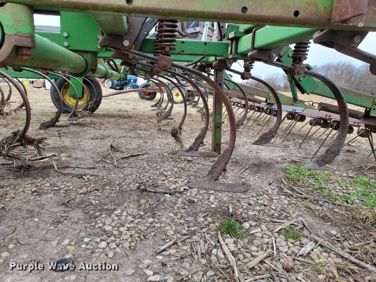 image for item EE0900 1993 John Deere 960 field cultivator