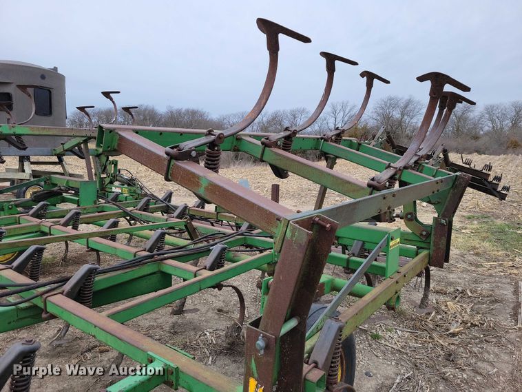 image for item EE0900 1993 John Deere 960 field cultivator