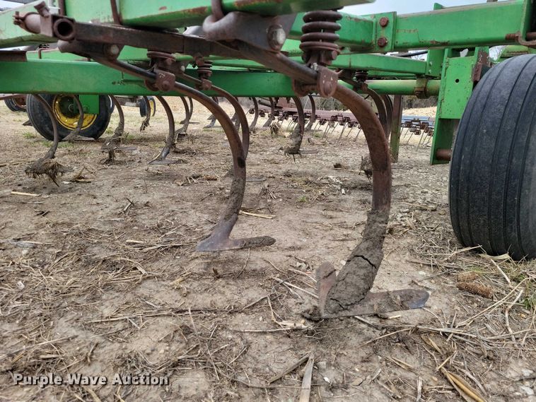 image for item EE0900 1993 John Deere 960 field cultivator