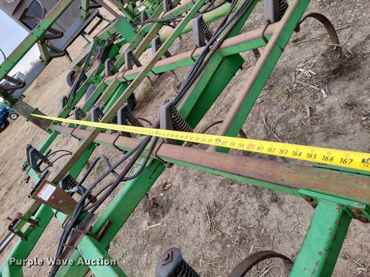image for item EE0900 1993 John Deere 960 field cultivator