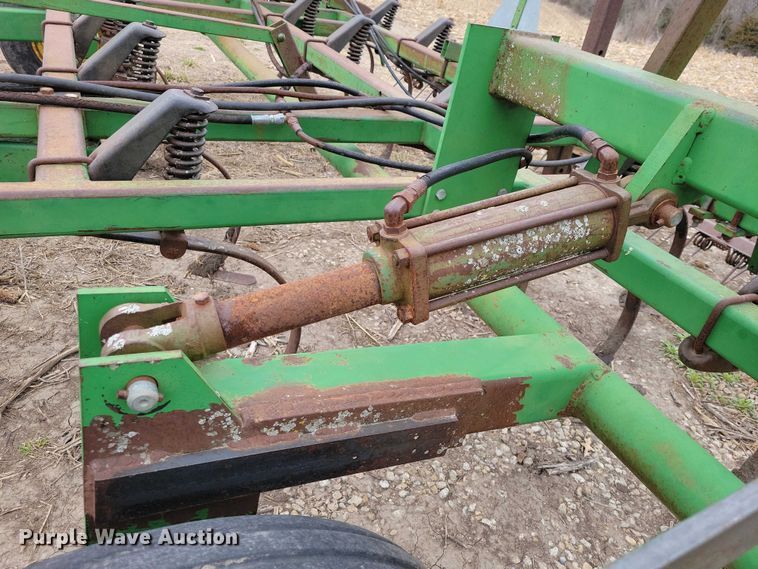 image for item EE0900 1993 John Deere 960 field cultivator