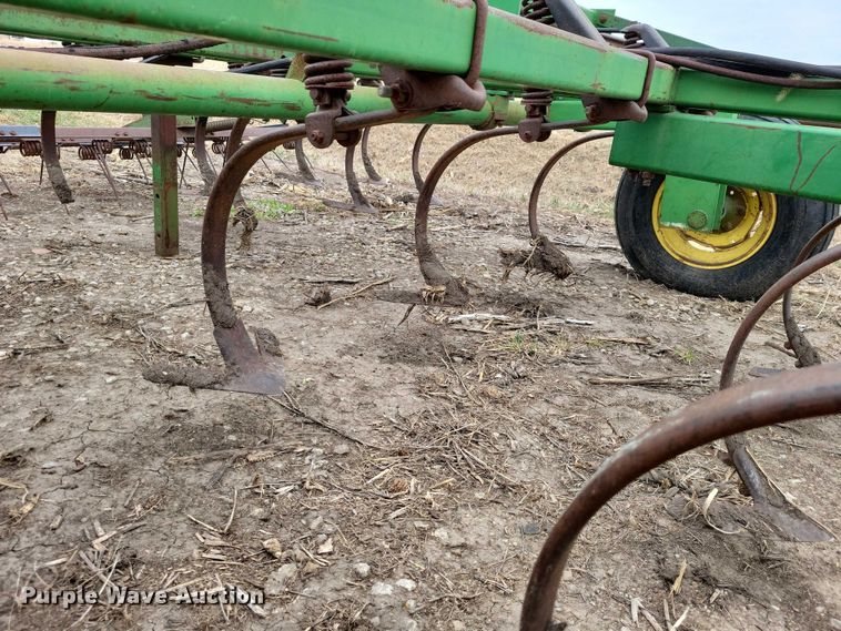 image for item EE0900 1993 John Deere 960 field cultivator