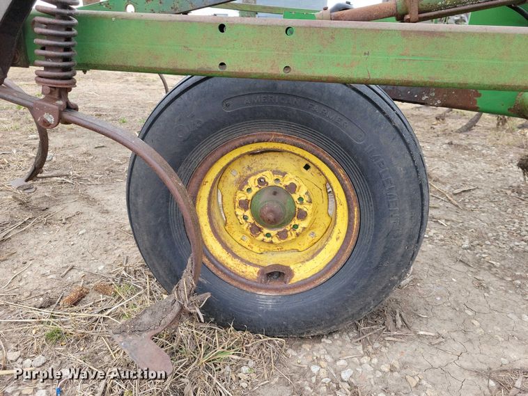 image for item EE0900 1993 John Deere 960 field cultivator