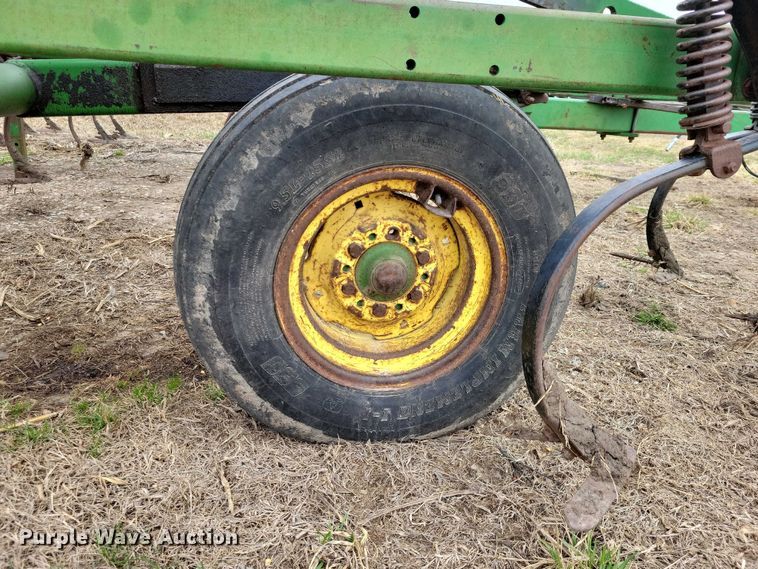 image for item EE0900 1993 John Deere 960 field cultivator