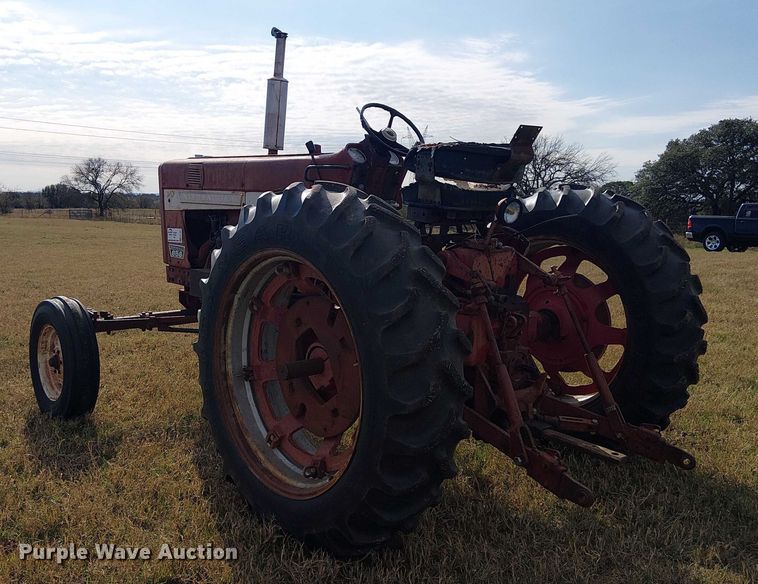 image for item EE1381 1969 International Farmall 656 tractor