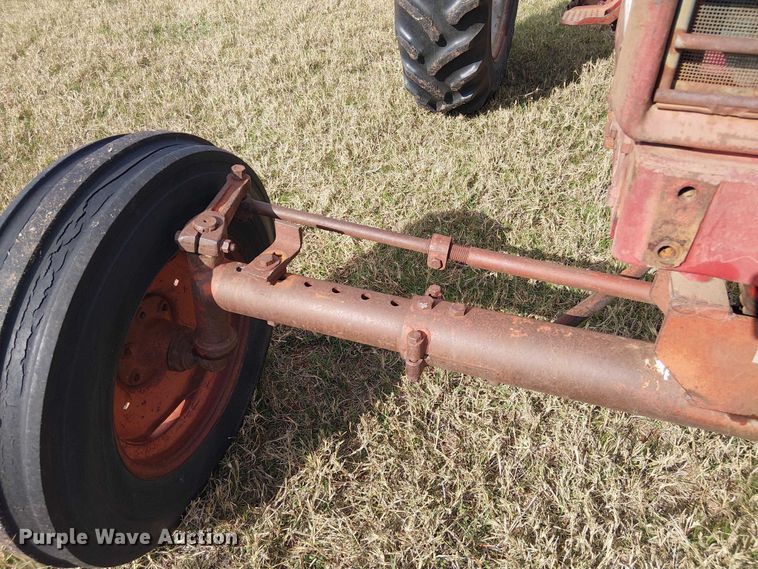 image for item EE1381 1969 International Farmall 656 tractor