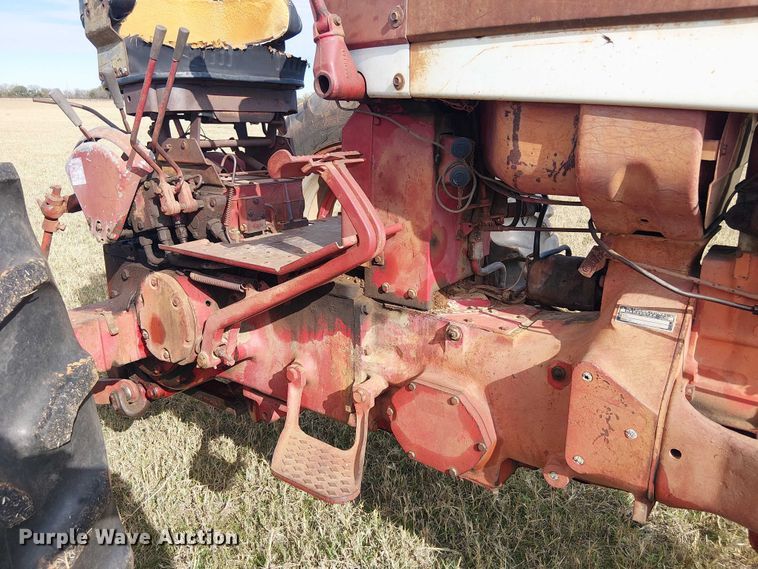 image for item EE1381 1969 International Farmall 656 tractor