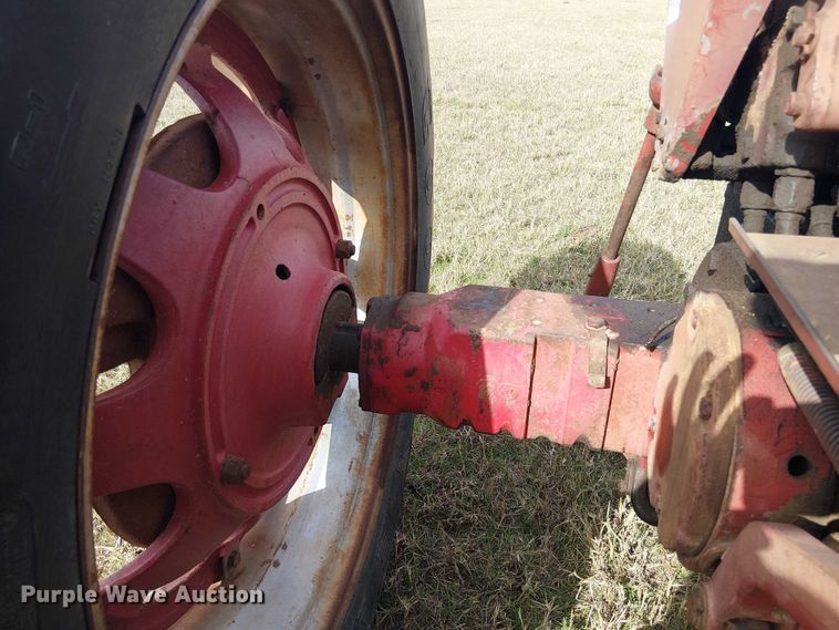 image for item EE1381 1969 International Farmall 656 tractor