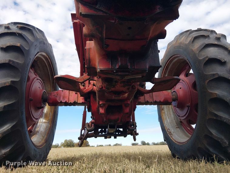 image for item EE1381 1969 International Farmall 656 tractor