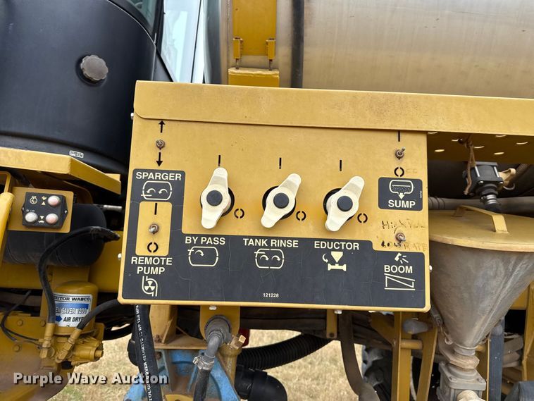 image for item EE3444 2004 RoGator 1264 sprayer