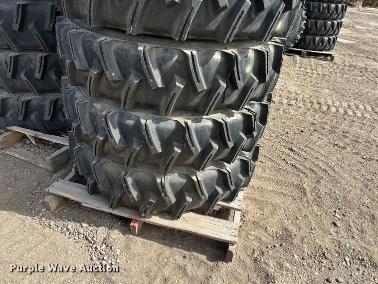 image for item ES1038 (14) 11R24.5 pivot tires and wheels