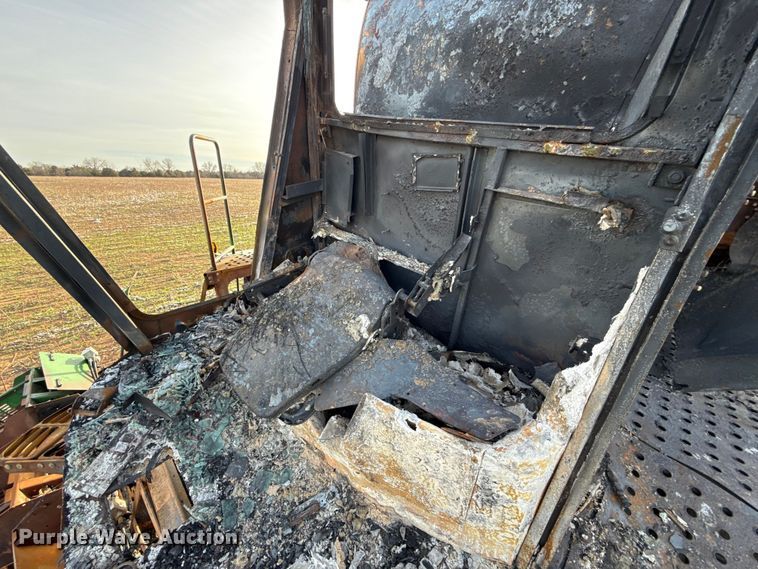 image for item ES5889 John Deere CS690 RWA cotton stripper