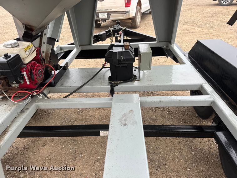 image for item ET1649 2015 Crustbuster Speed King Inc. 160 R 90888900 seed tender