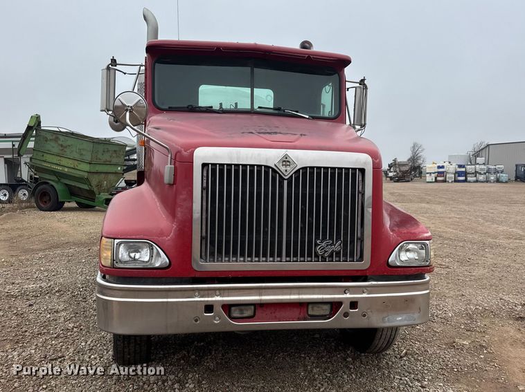 image for item ET1653 1999 International 9200 fertilizer delivery truck