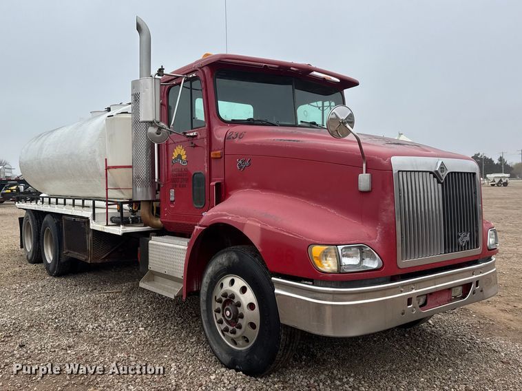 image for item ET1653 1999 International 9200 fertilizer delivery truck