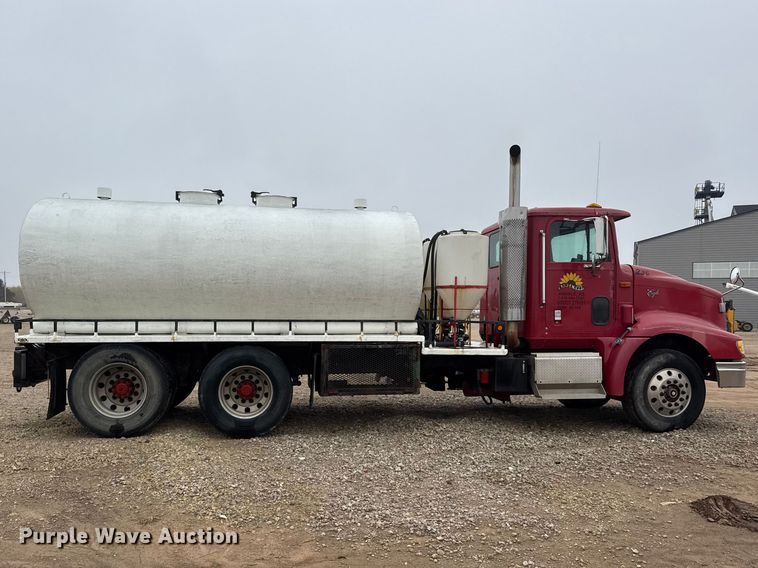 image for item ET1653 1999 International 9200 fertilizer delivery truck