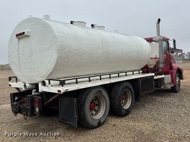 image for item ET1653 1999 International 9200 fertilizer delivery truck