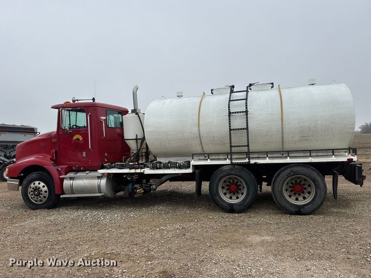 image for item ET1653 1999 International 9200 fertilizer delivery truck